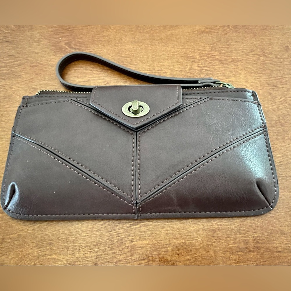 Burgundy leather look Maurice’s wristlet with stitched V design 💙